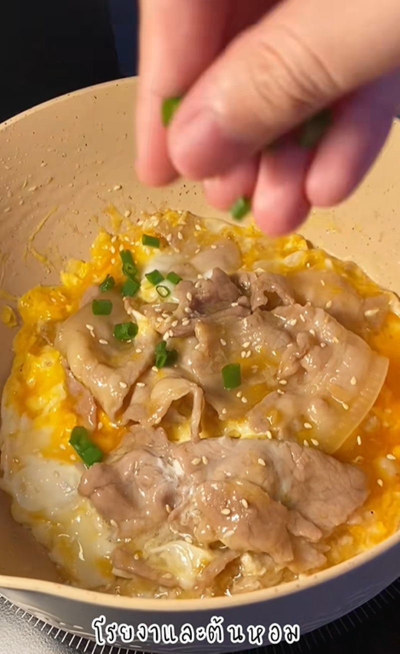 ข้าวหน้าหมูไข่ขยี้