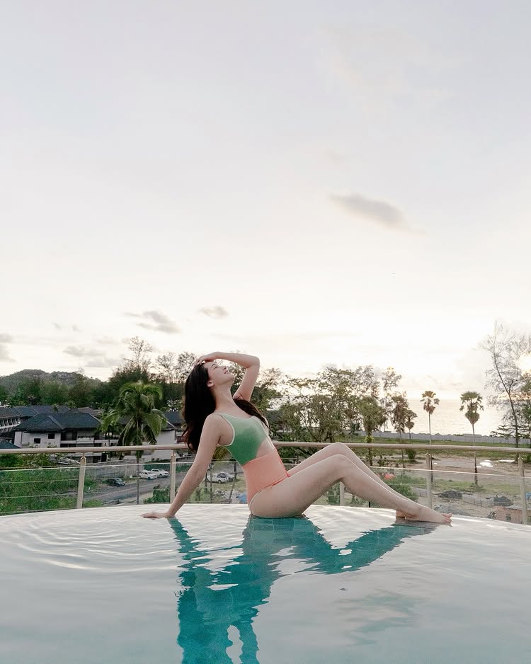 โม อมีนา ชีเสิร์ฟ ทูพีซรับหน้าฝนแบบฮอตฉ่า