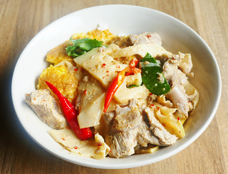 แกงเผ็ดหน่อไม้สด ซี่โครงหมูตุ๋น