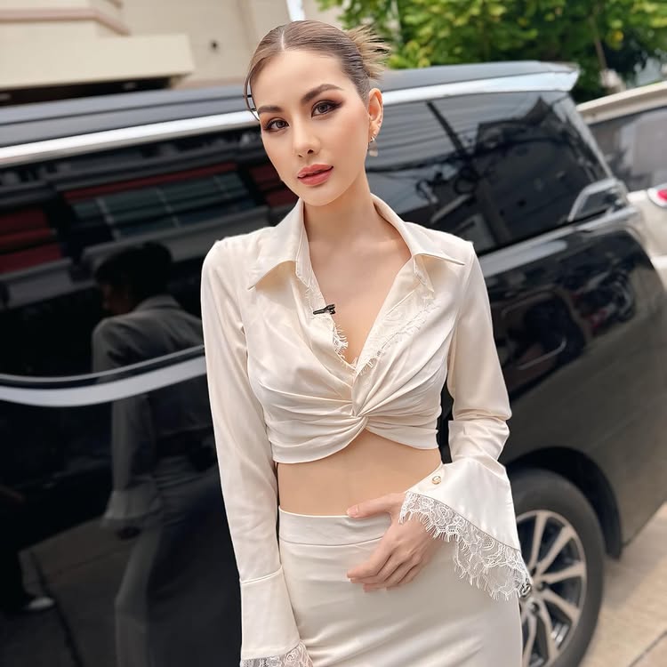 หนิง ปัทมา นักร้องลูกทุ่งสาวสุดฮอต นุ่งสั้น โชว์เอวบางเฉียบเจาะสะดือ