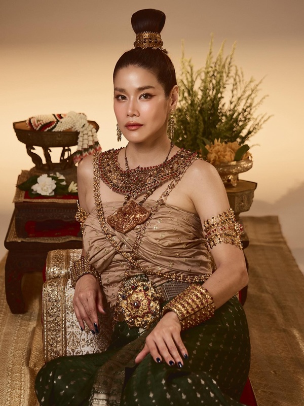 กบ พิมลรัตน์ แต่งชุดไทย สุริโยไท