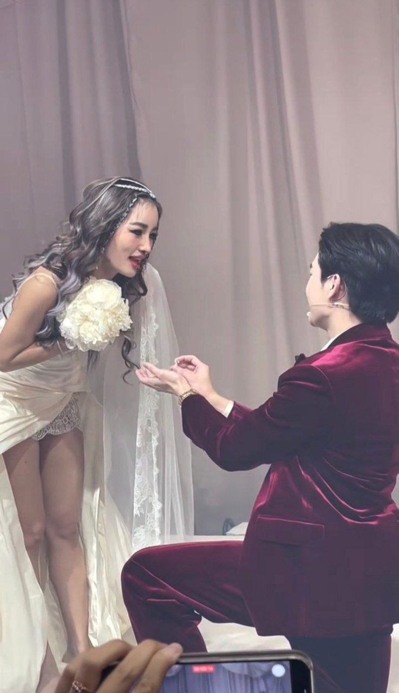 โตชิ ทำเซอร์ไพรส์ คุกเข่าขอ กระแต อาร์สยาม แต่งงาน