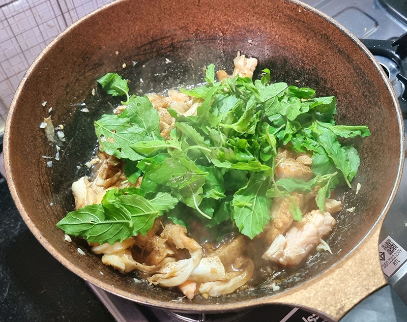 ท้องปลาแซลมอนผัดกะเพรา เมนูกะเพรา เมนูปลาแซลมอน อาหารจานเดียว สูตรอาหาร 