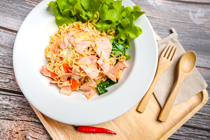 ผัดมาม่าเบคอน เมนูจากเบคอน เบคอนทำอะไรกินได้บ้าง สูตรอาหาร