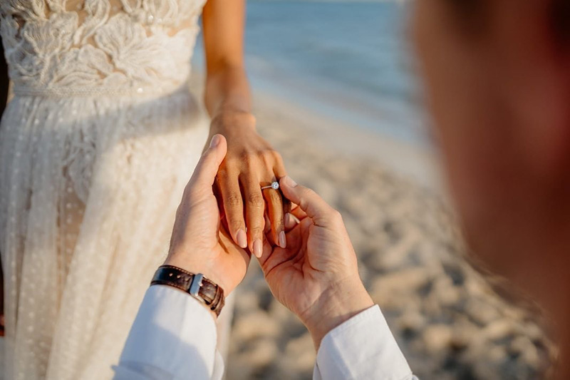 เมญ่า สุดแฮปปี้ แฟนหนุ่มสายฝอ คุกเข่าขอแต่งงาน