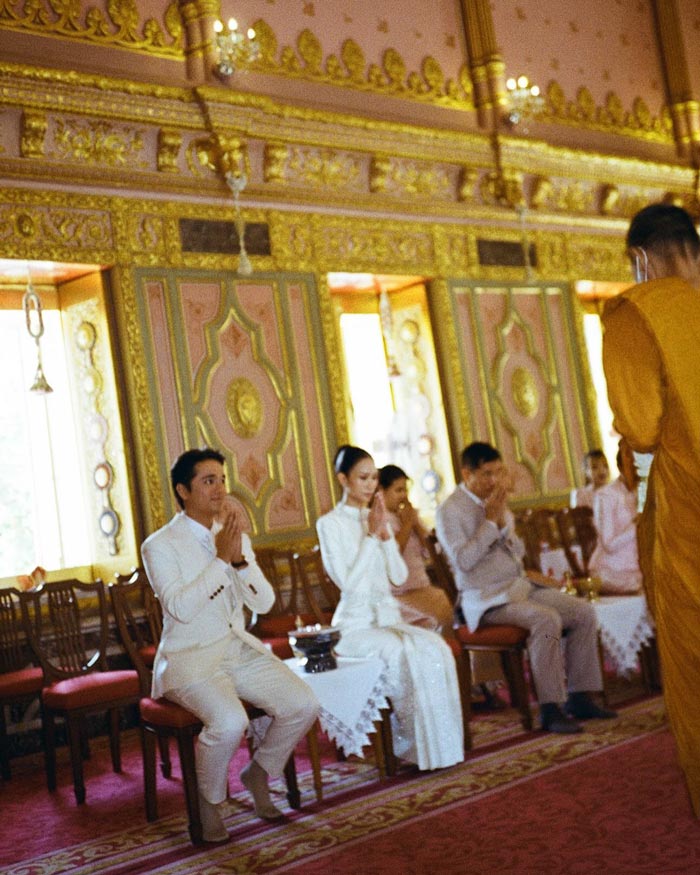 อเล็กซ์ เรนเดลล์ ควงแฟนเข้าพิธีรับน้ำพระพุทธมนต์