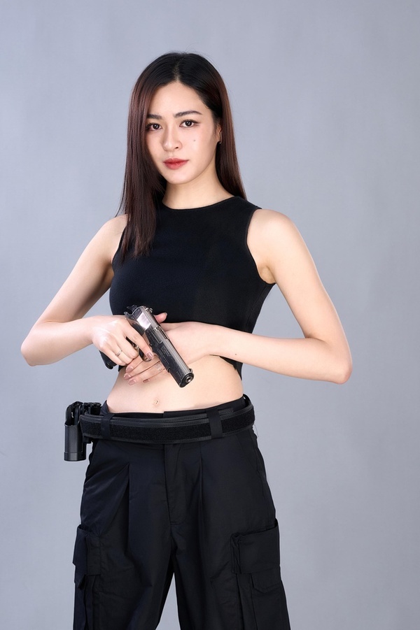 ละคร เพียงเธอ Only You 2568 แปดปีก่อน "ตะวัน" คือแสงสว่างเพียงหนึ่งเดียวที่ช่วยชีวิต "ไอร่า" ไว้จากเงามืด แต่เมื่อโชคชะตาเล่นตลกให้พวกเธอกลับมาพบกันอีกครั้งในฐานะนักร้องซุปตาร์ผู้กำลังถูกปองร้ายกับอดีตคนรักที่ผันตัวมาเป็นบอดี้การ์ด เปลวไฟในอดีตเริ่มปะทุขึ้นอีกครั้ง ท่ามกลางอันตรายที่คืบคลานเข้ามาพร้อมกับความลับที่ถูกเก็บซ่อนไว้ในวันวาน ความรักของพวกเธอจะเป็นเหมือนบทเพลงที่ไพเราะหรือเป็นเพียงบทสรุปของโศกนาฏกรรมที่ไม่อาจหลีกเลี่ยง? 6 000133a9 3007 42f2 bf17 c5a5190fd1fa