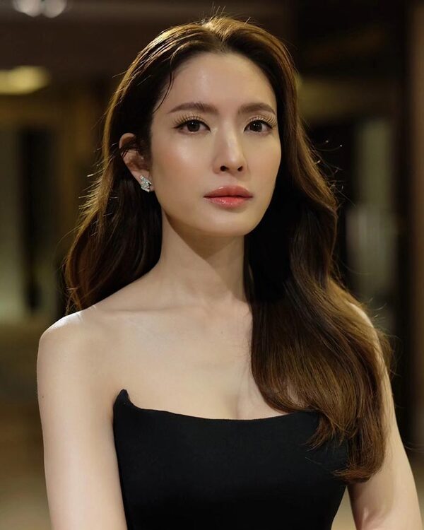 ละคร ศักดินาวิทยาลัย The school 2569 "ภายใต้รั้วสีทองของ 'สยามกาญจนา' สถานที่ที่ความรวยคือใบเบิกทางสู่สวรรค์ แต่สำหรับเด็กทุนมันคือประตูนรกที่เปิดรอรับหยาดเหงื่อและน้ำตา ทว่าความเน่าเฟะกลับถูกขุดคุ้ยขึ้นเมื่อกลิ่นคาวเลือดคละคลุ้งไปทั่วรั้วโรงเรียน… 'กันต์ธี' ตกเป็นแพะรับบาปในคดีฆาตกรรมที่เขาไม่ได้ก่อ ท่ามกลางเกมอำนาจของเหล่าทายาทตระกูลใหญ่ทั้งสี่ เมื่อความยุติธรรมถูกบิดเบือนด้วยเงินตรา ทนายสาวอย่าง 'ศศิวิมล' จึงต้องก้าวเข้ามาสืบหาความจริงที่ถูกซ่อนไว้ใต้พรมหรูหรา แม้ต้องประกาศศึกกับ 'ผอ.ศีตรา' ผู้กุมบังเหียนแห่งอำนาจที่พร้อมจะทำลายทุกคนเพื่อรักษาเกียรติยศเอาไว้" 2 0d107440 8aa7 42b4 9565 65056fd6361f