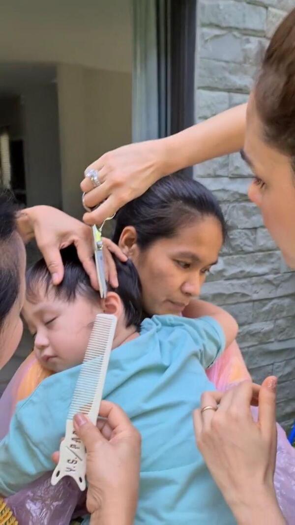 ชมพู่ อารยา โชว์สกิลตัดผมให้ น้องสายฟ้า น้องพายุ เอง แต่ละทรงอย่างพีค