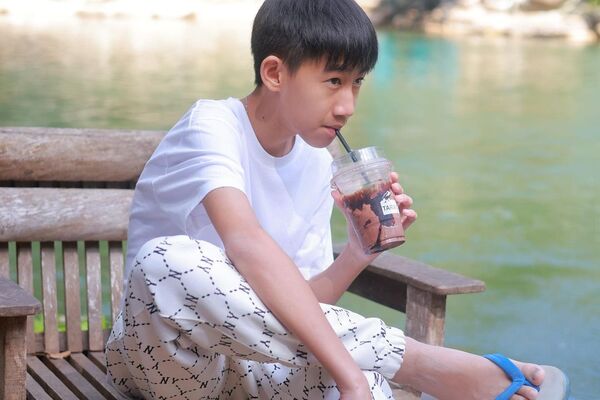 อัลบั้มภาพ น้องโบ๊ท ลูกสมรักษ์ คำสิงห์ กับคำตอบได้ใจวัยรุ่น  ถ้าถูกหวยจะเอาเงินไปทำอะไร