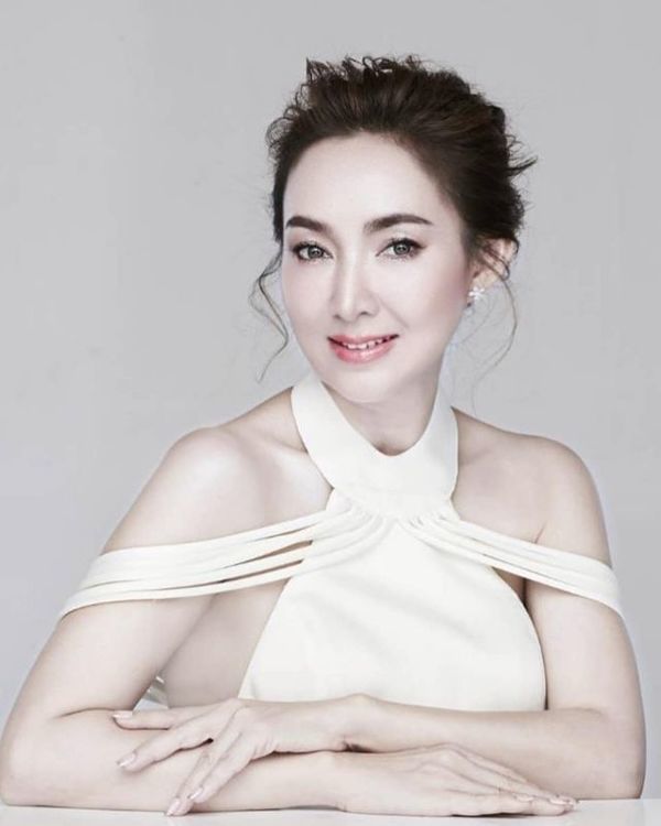 ละคร สุภาพบุรุษจุฑาเทพ ตอน คุณชายพุฒิภัทร 2556 ในห้วงเวลาที่ชนชั้นยังแบ่งแยกผู้คน ดอกรักดอกหนึ่งผลิบานขึ้นท่ามกลางพายุโหมกระหน่ำ "หม่อมราชวงศ์พุฒิภัทร จุฑาเทพ" ศัลยแพทย์หนุ่มผู้เพียบพร้อม ดั่งแสงสว่างนำพา "กรองแก้ว" นางงามสามัญชนผู้บริสุทธิ์ ให้รอดพ้นจากเงามืดของอันตราย ทว่าหนทางของหัวใจกลับมิได้โรยด้วยกลีบกุหลาบ เมื่อกำแพงแห่งฐานันดรและเล่ห์กลของมารผจญดาหน้าเข้ามา ทั้งสองต้องจับมือกันฝ่าฟัน มอบความรักเป็นเครื่องนำทาง สู่ปลายทางแห่งความสุขที่เฝ้ารอ… หากแต่ความสุขนั้นจะคงอยู่ตลอดไปจริงหรือ? 16 c4ed774e ed80 44d5 9fd3 63f71d28067c