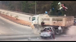 รถกระบะชนรถสิบล้อ