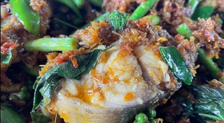 ผัดพริกแกง