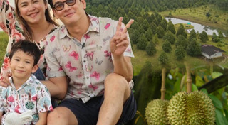 ชาคริต แย้มนาม