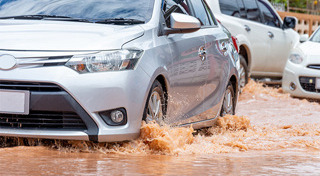 ขับรถลุยน้ำท่วม