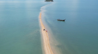 ทะเลแหวกสันหลังมังกร