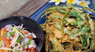 ยำผักบุ้งกรอบ