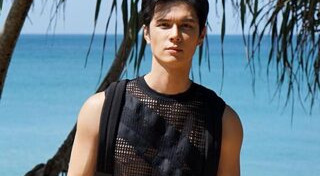 ดาราชายชุดว่ายน้ำ