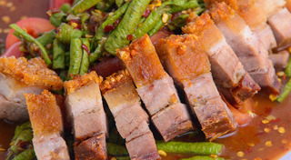 หมูกรอบ