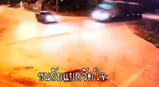 รถพ่วงชนรถกระบะ