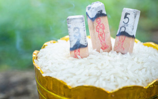 .วิธีจุดธูปไอ้ไข่ขอหวย ขอเลขเด็ดปลดหนี้ เคล็ดลับบูชาให้ปัง.