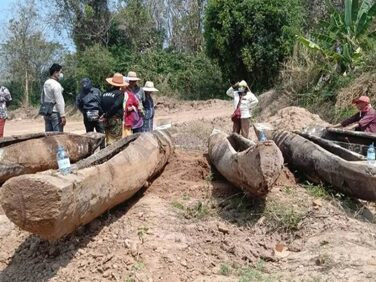 แห่ขอเลขเด็ดเรือขุดตะเคียนโบราณ ฝังอยู่ใต้ดิน 5 ลำ