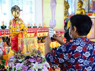 ชาวบ้านแห่จุดประทัดแก้บน หลังได้รับโชคจากไอ้ไข่ วัดดอนใหญ่ พร้อมขอเลขเด็ดงวด 1 พ.ย. 63