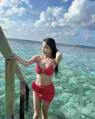 มุก วรนิษฐ์ ใส่บิกินี่สีชมพู แชะภาพอวดหุ่นเซ็กซี่ ทำทะเลมัลดีฟส์เดือด