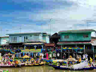 แห่เทียนพรรษาทางน้ำที่ลาดชะโด 2568 อยุธยา
