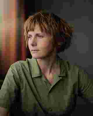 หลุยส์  บรีลีย์ (Louise Brealey) ในบท มาดาม โรแลนด้า ฮูช นักแสดงสมทบ ซีรีส์ Harry Potter