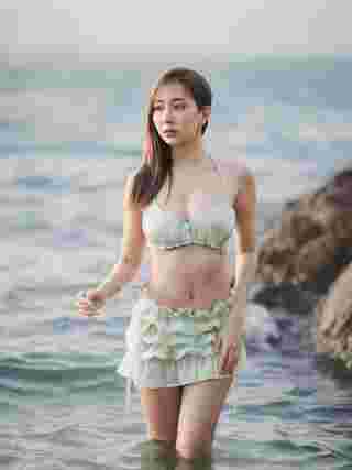 น้ำฝน ปริตา ดารา 7 สี ใส่ทูพีซเซ็กซี่ แชะภาพริมทะเล