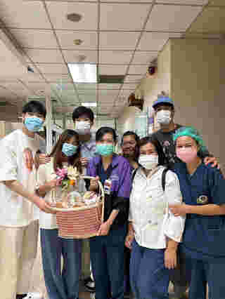บอย ปกรณ์ นำทีมน้องบริจาคซองทำบุญงานคุณแม่