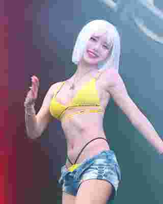 ดีเจโซดา ลุคใหม่สายฝอ นุ่งสั้นทำผมสีขาว