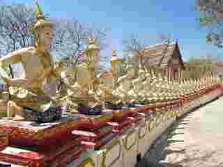 ทางเดินที่มีรูปปั้นเทวดา วัดพระบาทน้ำพุ จ.ลพบุรี 
