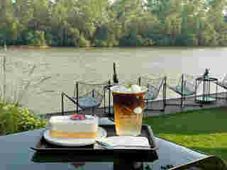 คาเฟ่ริมน้ำ ร้าน April cafe’ จังหวัดฉะเชิงเทรา