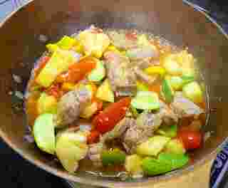 ผัดเปรี้ยวหวานซี่โครงหมู 