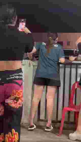 ร้องข้ามกำแพง