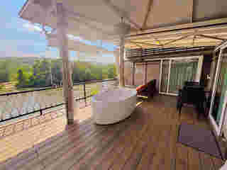 ที่พักไทรโยค ริมแม่น้ำแคว U HAUS Train Cabin Resort