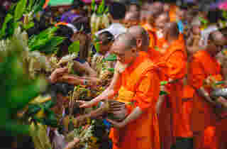 งานเข้าพรรษา 2568 ตักบาตรดอกไม้ สระบุรี