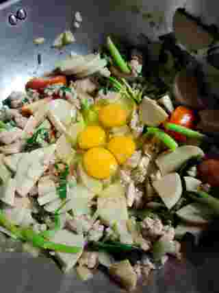 ข้าวผัดหมูยอ