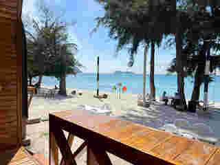 ที่พักสัตหีบริมทะเล บ้านรับรองหาดน้ำใส