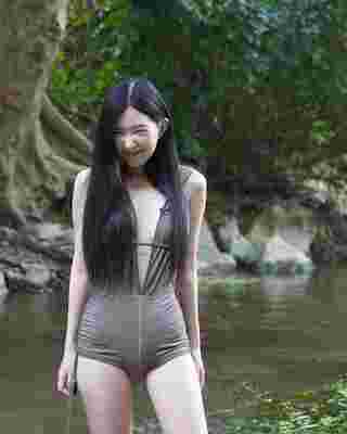 เบียร์ เดอะวอยซ์ ใส่วันพีซแหวกอก เล่นน้ำตกซู่ซ่า โชว์อกอึ๋มเต็มสองตา
