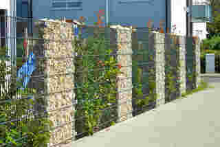 ไอเดียรั้วต้นไม้ Modern Greened Fence of Natural Rock Gabions