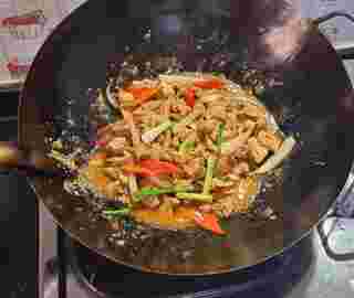 ไก่ผัดน้ำพริกเผา 
