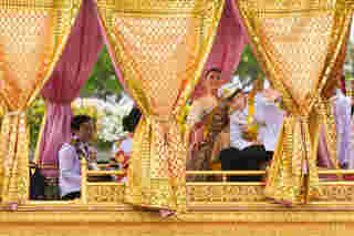 ประมวลภาพในหลวง พระราชินี เสด็จพระราชดำเนินโดยขบวนพยุหยาตราทางชลมารค