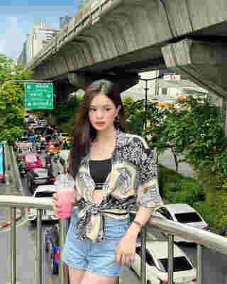 แมตช์เสื้อฮาวายกับกางเกงยีนส์ขาสั้น