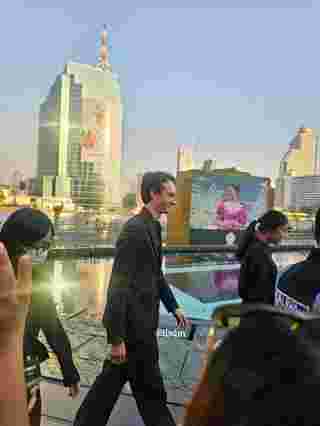 เฟรเดริก อาร์โนลต์ บินมาร่วมให้กำลังใจ ลิซ่า ในงานพรีเมียร์ The White Lotus