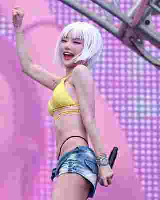 ดีเจโซดา ลุคใหม่สายฝอ นุ่งสั้นทำผมสีขาว