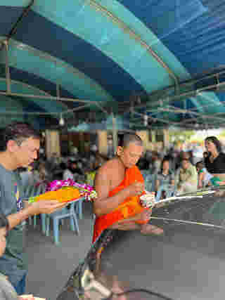 การเจิมรถ กับพระอาจารย์อ๊อด วัดหูช้าง นนทบุรี