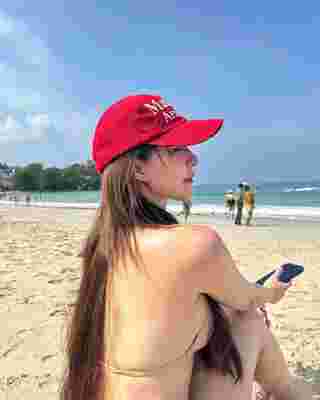จันจิ จันจิรา ชีเสิร์ฟลุคแซ่บ นุ่งบิกินี่ แชะภาพริมหาด